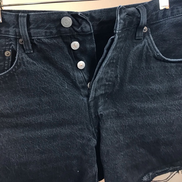 Women Levi three button black shorts - Picture 2 of 5